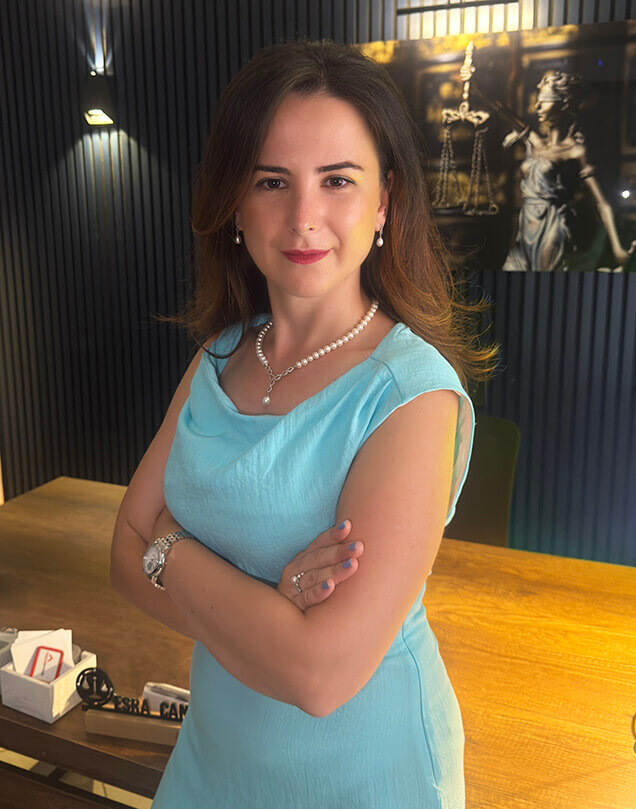 https://www.esracanga.av.tr/wp-content/uploads/2025/06/esra-canga-portre-2025-mini-1.jpg